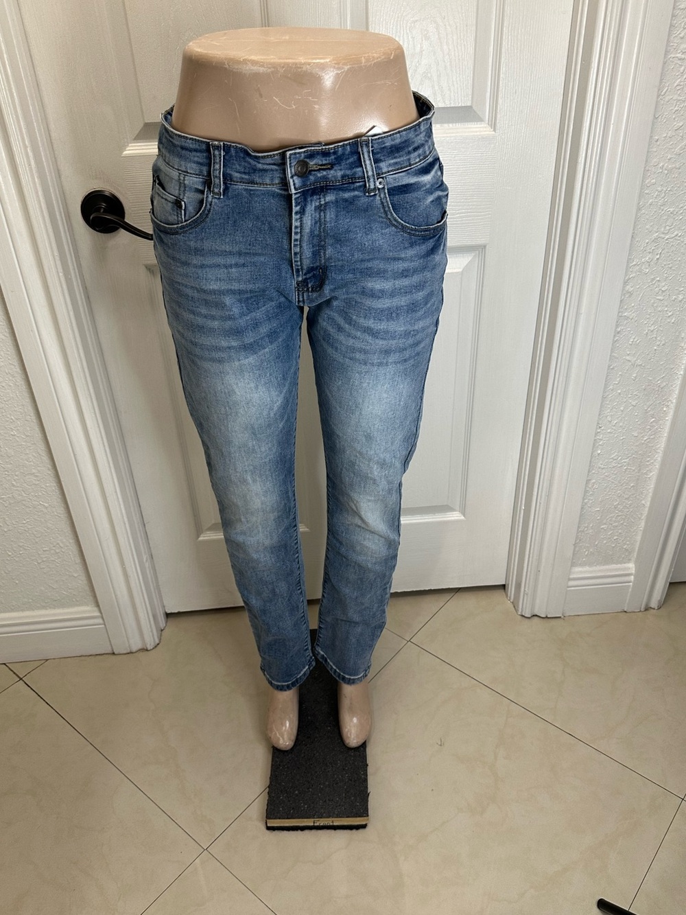 AeroPostale  Men’s Slim Straight Jeans in Washed Blue